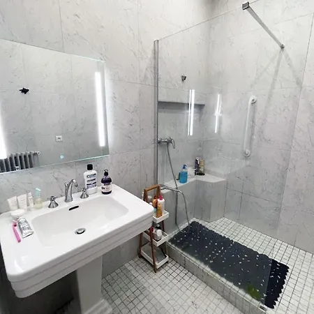 Beautiful Flat In The Center Of 6 Th District Parigi